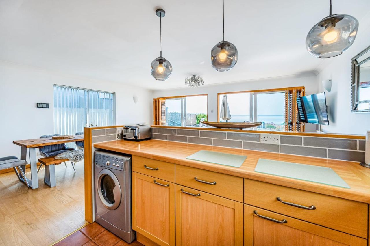 Pebble Paradise Beachfront Family Getaway 佩文西 外观 照片
